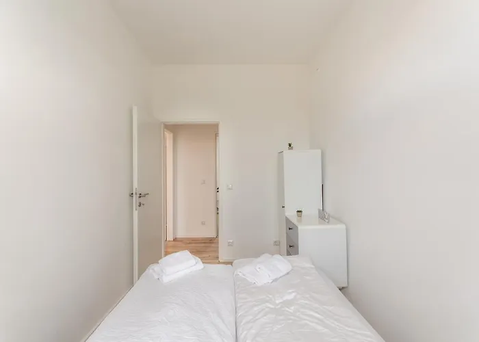 Quiet Terrace Apt, Steps To Metro Βιέννη
