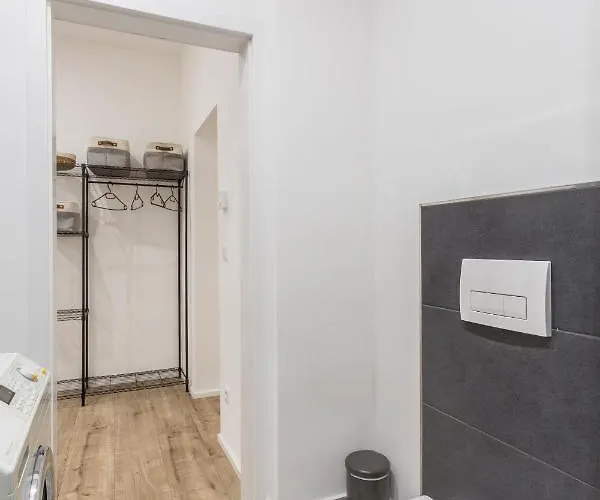 Quiet Terrace Apt, Steps To Metro Διαμέρισμα *