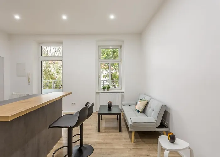 Quiet Terrace Apt, Steps To Metro Διαμέρισμα
