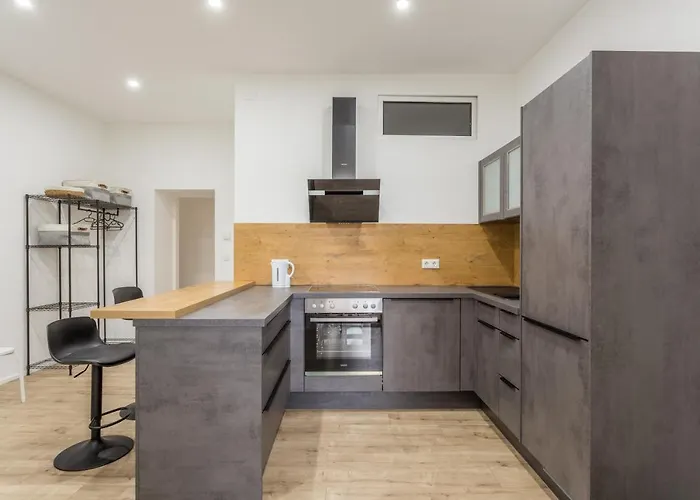 Quiet Terrace Apt, Steps To Metro Βιέννη