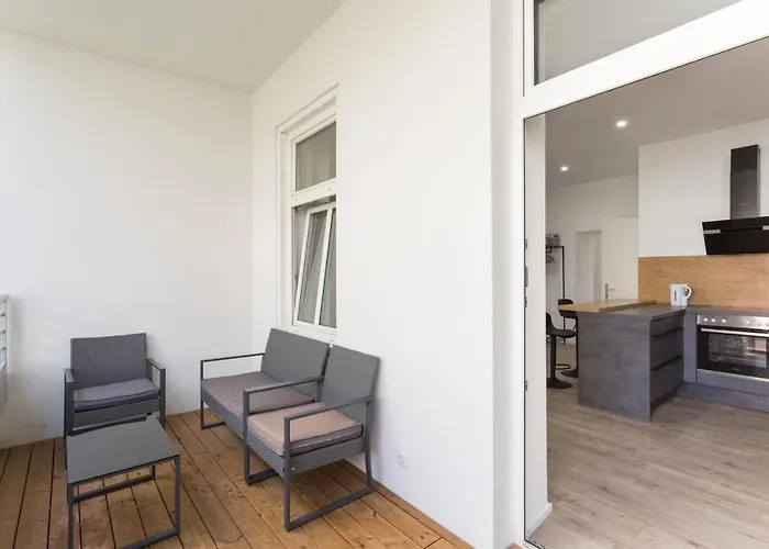 Quiet Terrace Apt, Steps To Metro Vienna