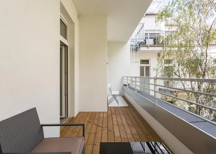 Appartamento Quiet Terrace Apt, Steps To Metro *
