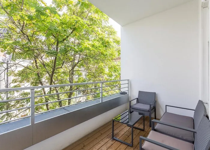 Quiet Terrace Apt, Steps To Metro Βιέννη